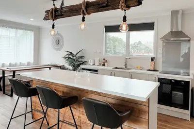 Image de Two One Two - Coastal Calm Near Town & Beach