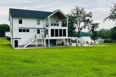 Image de Luxury Riverfront Home Getaway with Hot Tub