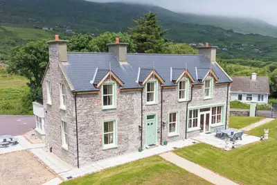 Image de Impressive & expansive Georgian Manor House & Cottage w/ hot tub & gym studio