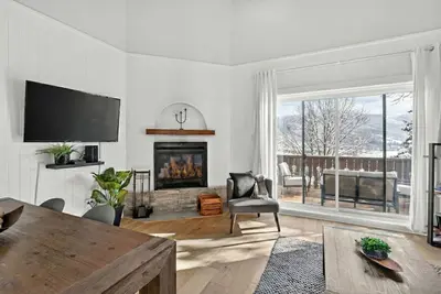 Image de Le Refuge: Lake Views Condo, Minutes to Mt Village