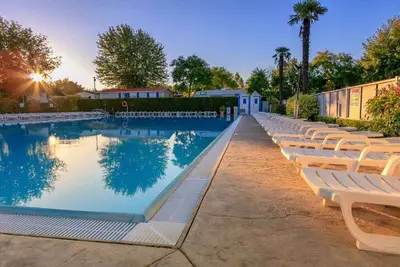 Image de Maison mobile avec climatisation, terrasse et piscine