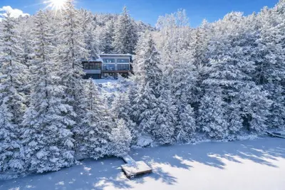 Image de 4-Br Villa on the Lake with hot tub near Tremblant