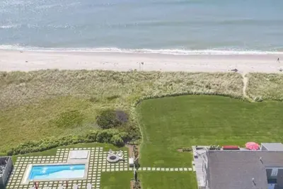 Wonderful waterfront home with pool and jacuzzi