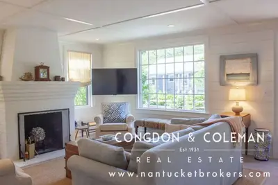 Image de Charming light-filled 1920s cottage in Town!