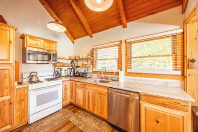 Image de Br40 Cozy Cabin, Pets ok, centrally located to skiing/towns