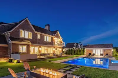 Image de Spacious Southampton estate with pool, hot tub, fire pit, and seamless. . .