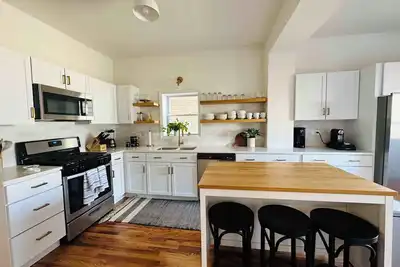 Image de 3 Bedroom Chicago Apartment w/ Large Kitchen & In-Unit Laundry