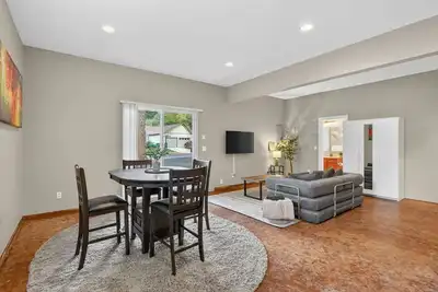 Image de Suburban Studio, Near Golf, Wineries & Dining