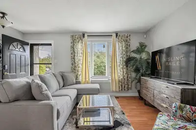 Image de The Bow Nest | Fenced Backyard | Fireplace | Pets