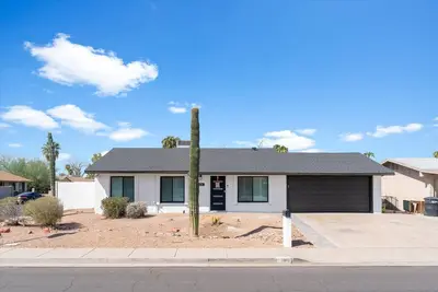 Image de Mesa home with a pool, hot tub, and easy access to golf, dining