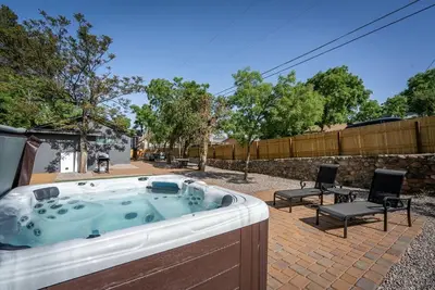 Image de Stay Near Old Town by Good Life|Spa|Fire Pit|Cornhole