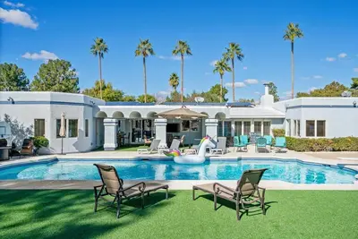 Image de Pet-friendly entertainer's abode with heated private pool, spa, and pool table!