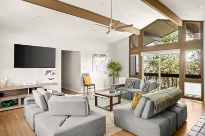 Image de Central pet-friendly, upper-level duplex with views, near shopping and more!