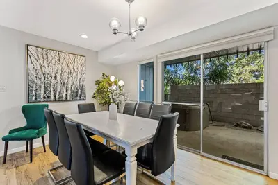 Image de Pet-Friendly cozy retreat with private spa, Bbq, cornhole, fire pit, and more!