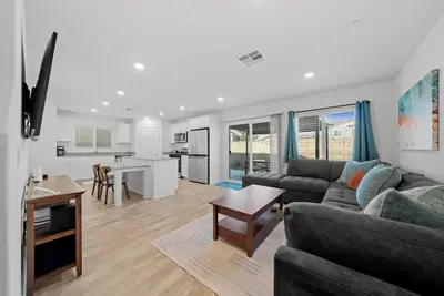 Image de Pet Friendly 3 br/2. 5 bath, Single Family Home with Private Yard, Community Park