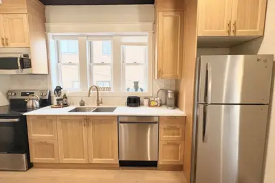 Image de The Walnut on Victoria Park | 2 Bedroom 1 Bath 3 Beds| Main Floor w Basement