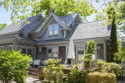 Image de Antique home on quiet lane in heart of Town!