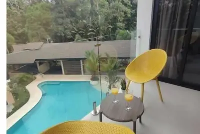 Image de Stylish 2 bed condo with mountain & pool view