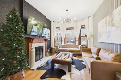 Image de Game Day Stay • Steps to Wrigley + Garage