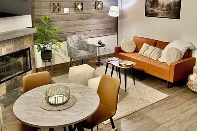 Image de Cozy 1-bedroom condo in the forest with pools, gym, hiking and more!