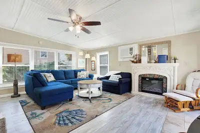 Image de Escape to this charming 2-bedroom, 1-bath beach cottage