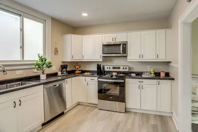 Image de 1 Mi to Cedar Point: Family Getaway w/ Porch!