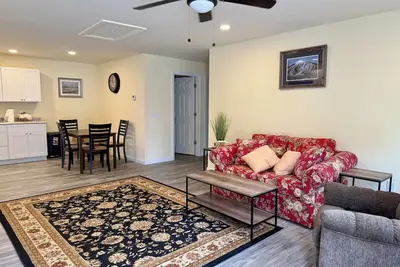 Image de Cozy furnished 2-bedroom apartment in Bangor, next to the hospital and downtown!