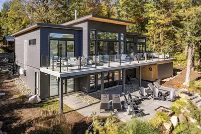 Image de 7 bed 5 bath cottage on Lake Rosseau