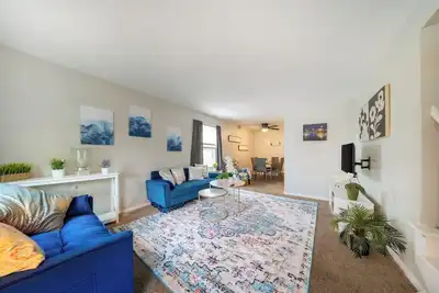 Image de Euclid Eclipse! 3 bedroom 1 bath w/ king bed, up to 7 guests