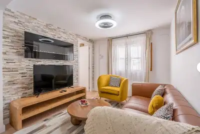 Image de Al Andalus: Chic, Serene & Posh City Center Pad!