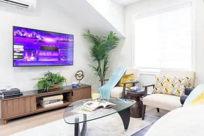 Image de Private 2-bed/2-bath unit above garage. 20min Yyz ∙ 25min Toronto. 1. 5h Niagara