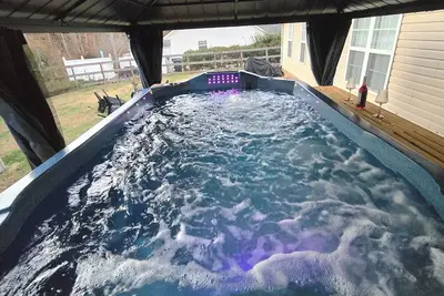 Image de King En-Suite+ Year Round Swim Hot Tub For Families & Couples Near Charlotte