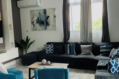 Image de Secure 2br 2. 5ba Condo with Balcony & Pool in Gated Kingston Complex