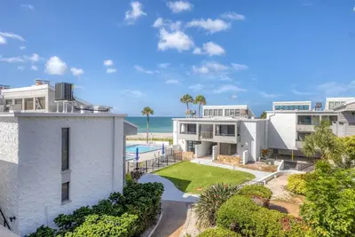Image de Venice Beach Two Bedroom Private Condo with Community Pool, Gulf Beach Access and Water Views!