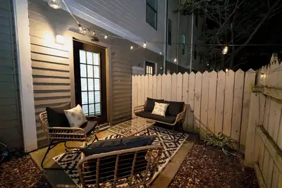 Image de Stylish&Cozy~Backyard~Parking~W/D~Walk to Stadiums