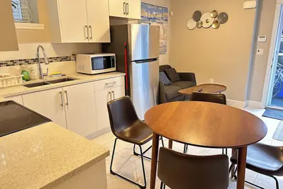 Image de Cozy 2br Suite | Near Skytrain | Close to Dt Vancouver