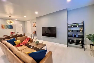 Image de Brand New University-Themed Home On Pitt Campus, Outdoor Dining, Free Parking