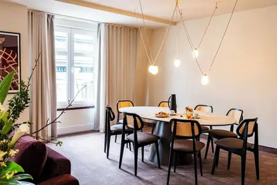 Image de Chic Old Montreal Suite with Kitchen & Historic Views Near Notre-Dame Basilica