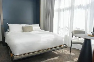 Image de 4 Family-Friendly Comfort at Stylish Suites Near Underground City Shopping!