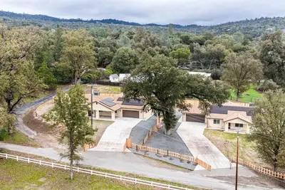 Image de Oakhurst Oasis – Modern Furnishings, Hot Tub, Game Room, Ev Charging, Bbq & Fire Pit | Sleeps 18+