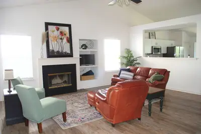 Image de Relax, Play & Work in Style - Furnished 3br w/Theater, Office, Easy Hwy Access