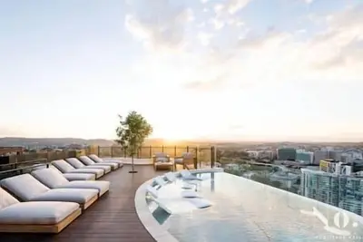 Image de Modern Valley Pad w/ Rooftop Pool, Study & Parking
