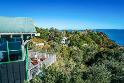 Image de Spinnaker Watch - A relaxed coastal retreat with breathtaking views to Auckland City. Spinnaker Watch offers spacious living, linen furnishings, sunny decks, and a short walk to the beach the perfect Waiheke escape for couples or small groups.
