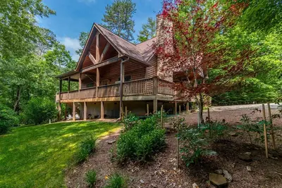 Image de Secluded Cabin with Pool Table Nestled Amidst Georgia's Forests in Hiawassee, Georgia