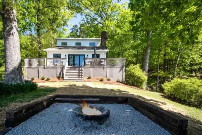 Image de Embrace Nature in this Lakefront Cottage with Fire Pit in Charlotte, North Carolina