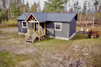 Image de Secluded Rustic Cabin with Hot Tub Near Pere Marquette River in Big Rapids, Michigan