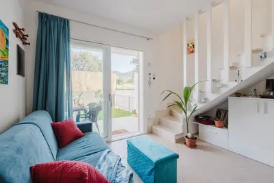 Image de Casa Lidia, avec piscine partagée, parking privé et jardin ; résidence Bouganville à Viddalba