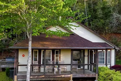 Image de Cozy Cottage with a Jacuzzi in the Snowbird Mountain Range with Views of Lake Santeetlah, North Carolina