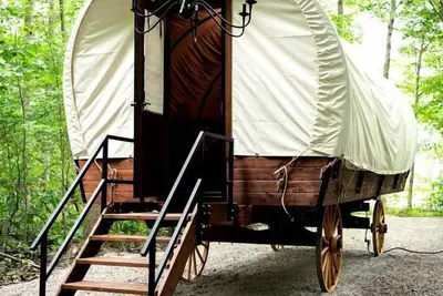 Image de Luxueux Chariot Conestoga, parfait pour escapade glamping week-end depuis Dayton, Ohio