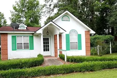 Image de Quaint Cottage with Covered Dock on the Pond and Walking Trails in Georgia